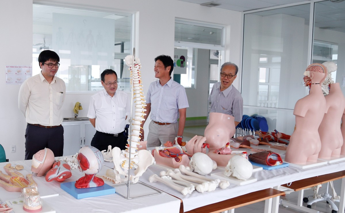 Nhà trường luôn nổ lực để tìm kiếm đầu ra, việc làm cho sinh viên. Nhà trường luôn nổ lực để tìm kiếm đầu ra, việc làm cho sinh viên.