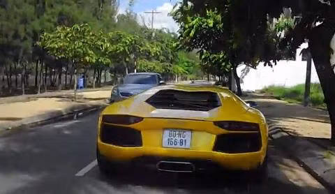 Lamborghini Aventador với biển mới trên phố. Lamborghini Aventador với biển mới trên phố.