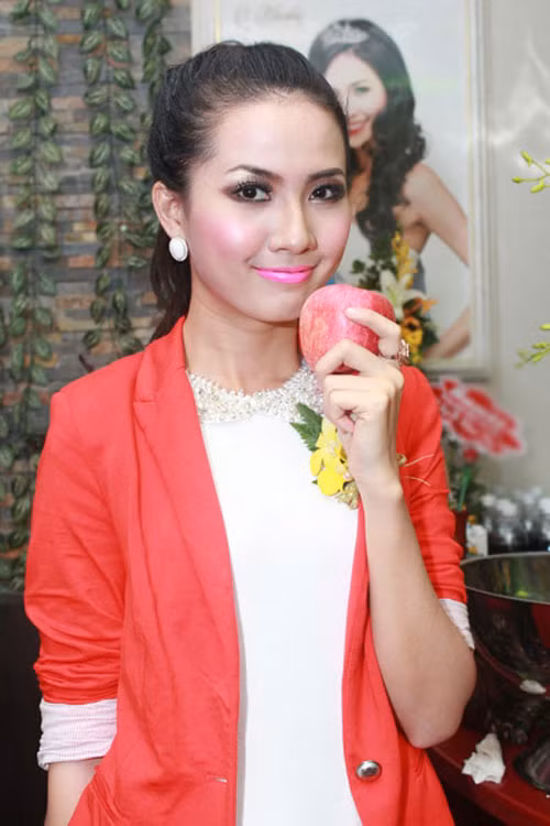 Phan Thị Mơ trang điểm đậm ở mắt rồi nhưng cô cũng đánh môi màu hồng rất nổi bật. Tai hại hơn, cô lại mặc trang phục màu đỏ chóe khiến người đẹp lòe loẹt, sến sẩm vô cùng.
