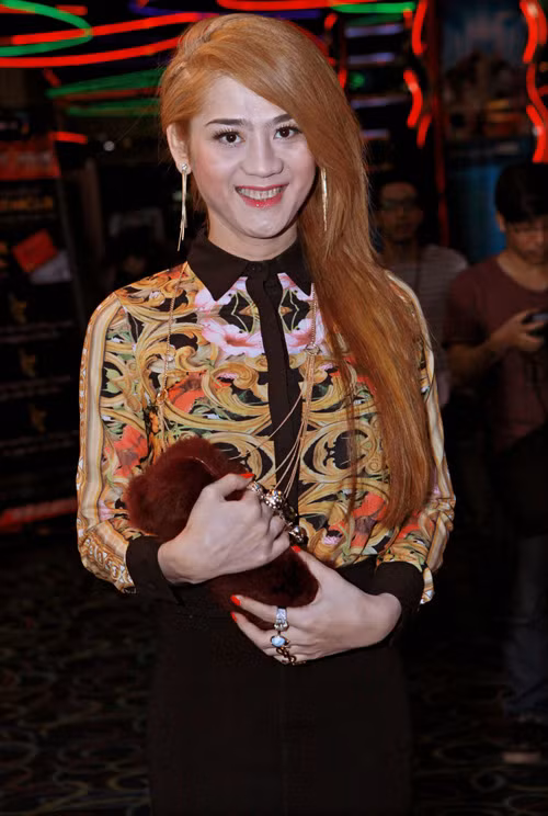 Những tháng cuối năm 2012, Lâm Chí Khanh là một trong những cái tên được nhắc đến nhiều nhất. Sau khi chuyển giơi, nhan sắc của cô được soi xét tỉ mỉ từng chút một..