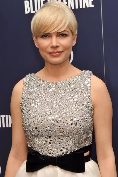 Michelle Williams khéo léo khoe eo bằng khoảng hở nhỏ và chiếc nơ bằng nhung rất hài hòa