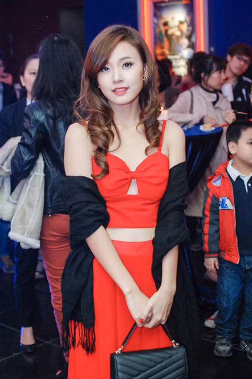 Mi Du đổi kiểu khoe ngực tinh tế hơn nhờ điểm nhấn nơ bướm vừa gợi cảm, vừa dịu hiền
