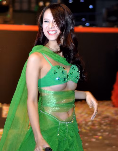 Bộ trang phục này của Thái Hà nhận mức phạt 5 triệu đồng. Bộ trang phục này của Thái Hà nhận mức phạt 5 triệu đồng.