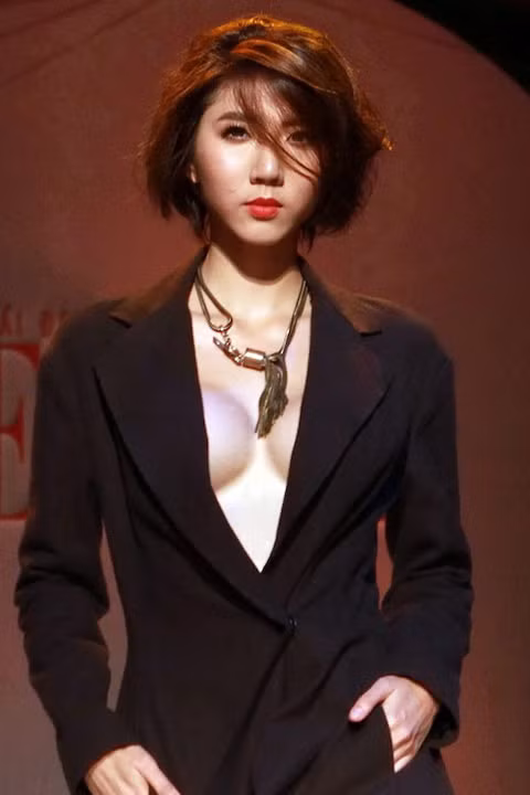 Ngọc Quyên tự tin "thả rông" vòng 1 căng đầy trên sàn catwalk. Ngọc Quyên tự tin "thả rông" vòng 1 căng đầy trên sàn catwalk.
