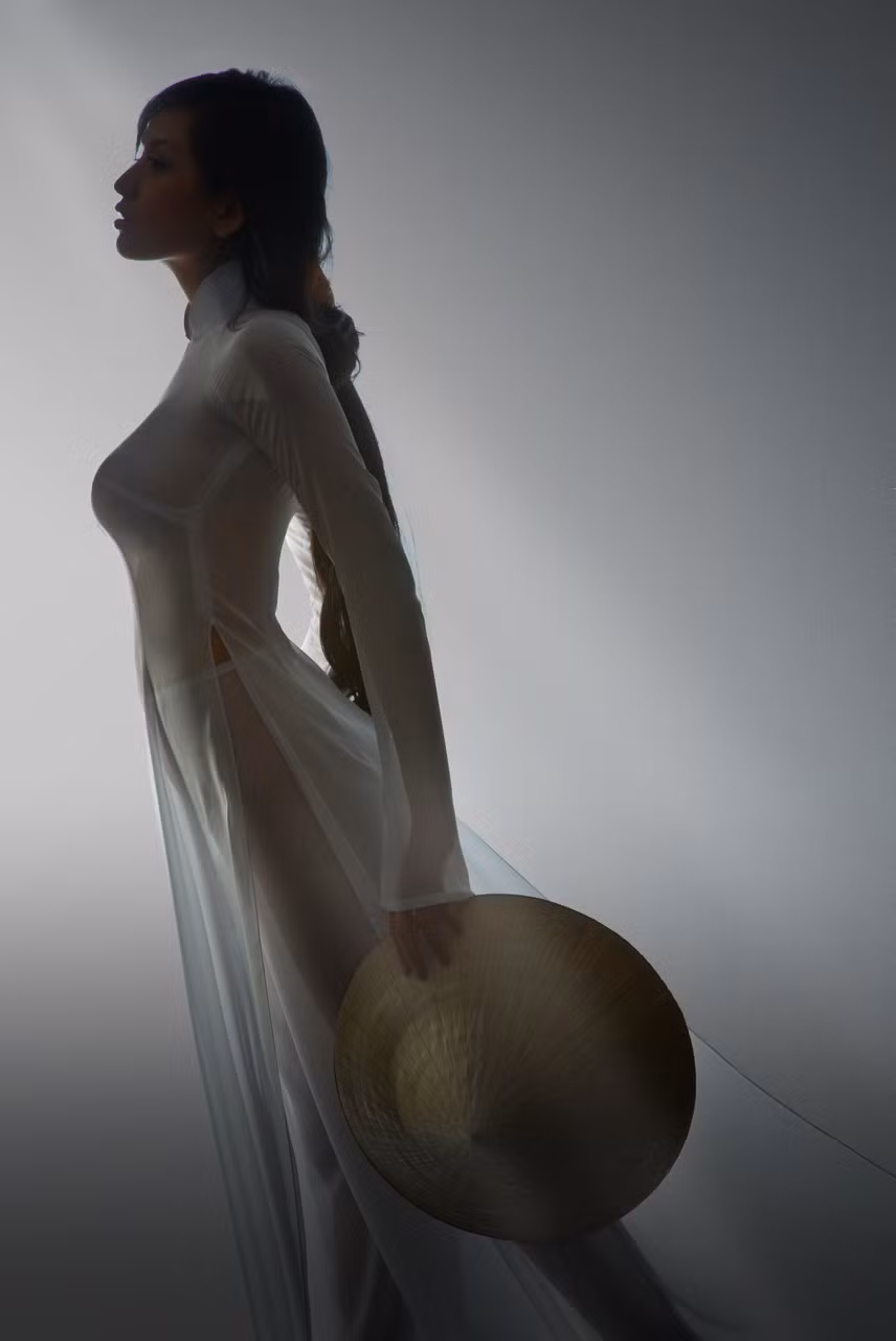 Tuy không phải nhận mức phạt nào cả nhưng Bộ Văn hóa - Thể Thao - Du lịch cũng đã vào cuộc thẩm định chiếc áo dài trong suốt, hở hang này của cô nàng Hoa hậu khi có quá nhiều ý kiến trái chiều xoay quanh nó. Tuy không phải nhận mức phạt nào cả nhưng Bộ Văn hóa - Thể Thao - Du lịch cũng đã vào cuộc thẩm định chiếc áo dài trong suốt, hở hang này của cô nàng Hoa hậu khi có quá nhiều ý kiến trái chiều xoay quanh nó.
