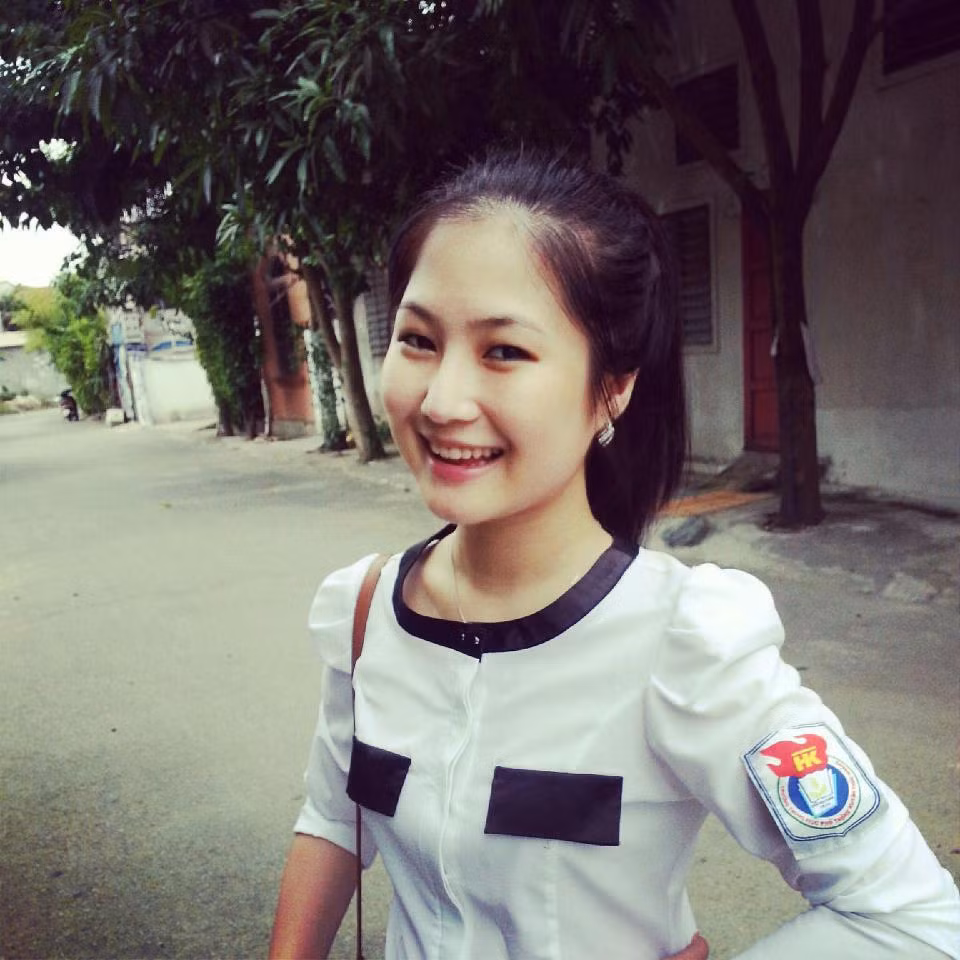 "Một ngày về thăm trường, 15/8/2012 , cảm giác mặc lại áo trắng lạ quá, xa bao lâu rồi Huỳnh Thúc Kháng ới." - Tâm sự của Hương Tràm The Voice trên trang cá nhân. Về thăm trường Hương Tràm diện lại đồng phục cũ trong lòng không giấu nổi những xúc động.
