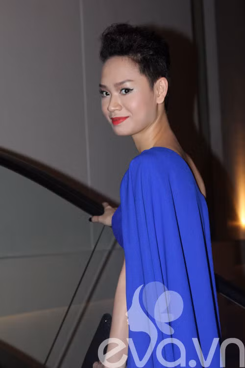 Màu phấn nền quá sáng so với màu da của Trà My tạo nên sự tương phản rõ rệt giữa mặt và tấm lưng trần.