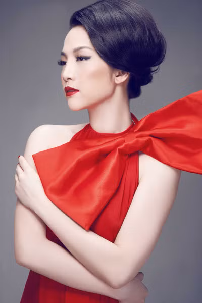 Trở lại showbiz sau kỳ sinh nở, diễn viên múa Linh Nga lập tức trang bị cho mình một loạt mẫu váy được kết nơ bướm rất yêu kiều