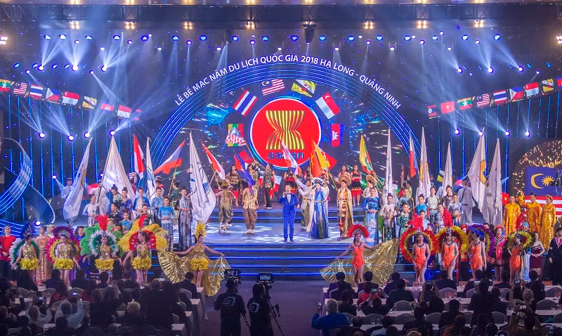 Chương trình nghệ thuật chào mừng thành công Năm Du lịch quốc gia 2018 (Ảnh: CTV) Chương trình nghệ thuật chào mừng thành công Năm Du lịch quốc gia 2018 (Ảnh: CTV)