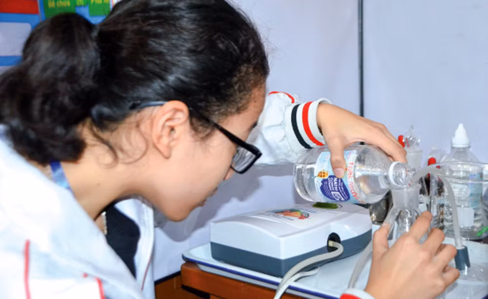 Hai nữ sinh Trường Trung học phổ thông Nguyễn Đức Cảnh thành công với dự án “Nghiên cứu ứng dụng ozone trong điều trị viêm loét ở người bệnh đái tháo đường”. (Ảnh: CTV)
