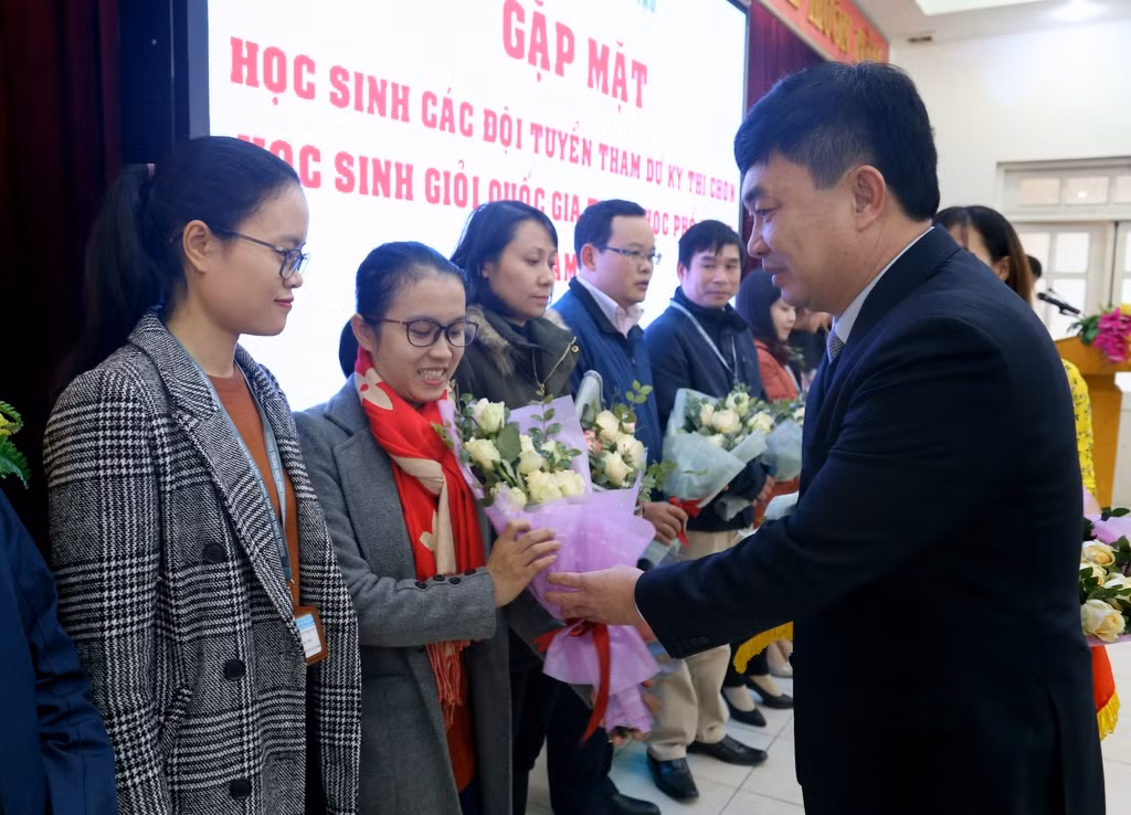 Lãnh đạo tỉnh Quảng Ninh tặng hoa động viên các thầy cô giáo, học sinh trước kỳ thi học sinh giỏi quốc gia 2019 (Ảnh: CTV)