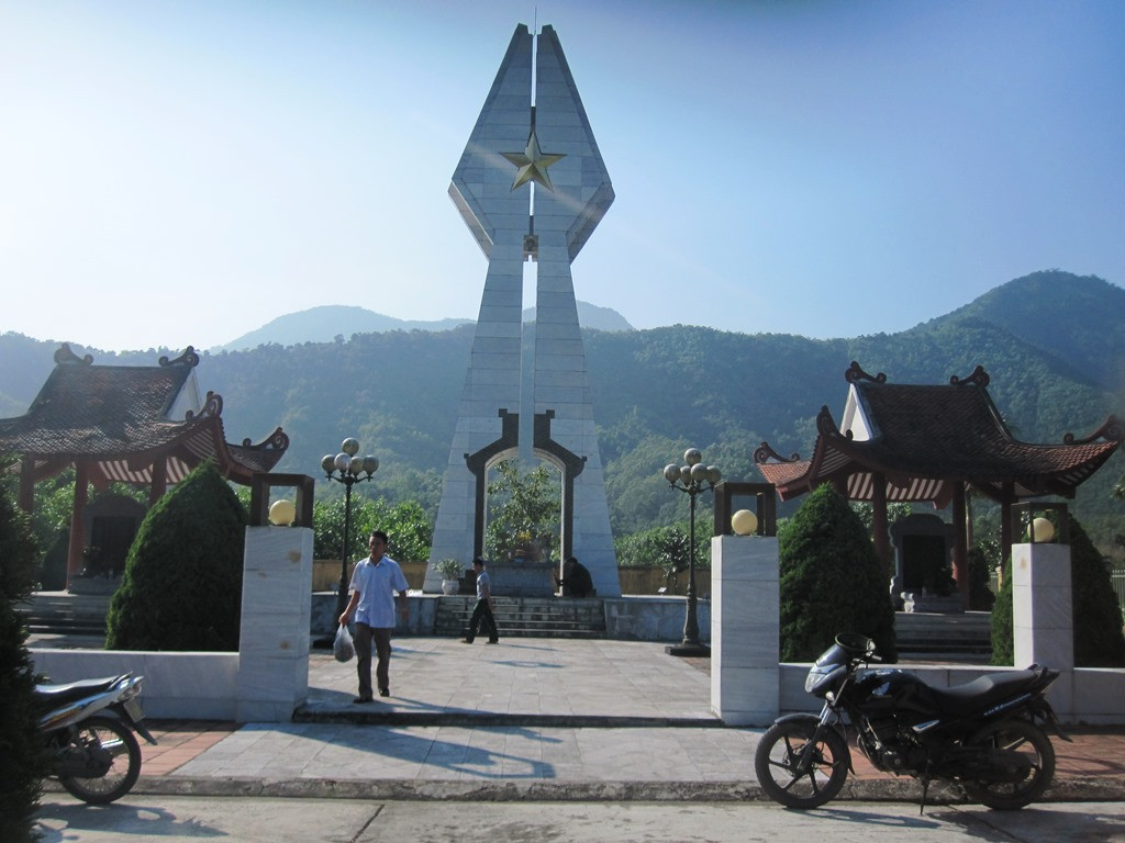Đài tưởng niệm 86 chiến sĩ hi sinh được xây dựng tại nền đồn biên phòng Pò Hèn năm xưa (Ảnh: Lại Cường)