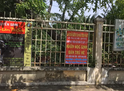 Bảng quảng cáo chiêu sinh bán trú hè của cơ sở bồi dưỡng văn hóa Thiên Phát (ảnh: P.L)