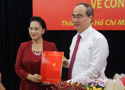 Chủ tịch Quốc hội Nguyễn Thị Kim Ngân trao quyết định phân công nhiệm vụ cho ông Nguyễn Thiện Nhân (ảnh: P.L) Chủ tịch Quốc hội Nguyễn Thị Kim Ngân trao quyết định phân công nhiệm vụ cho ông Nguyễn Thiện Nhân (ảnh: P.L)