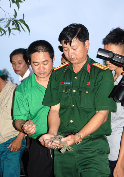 Các nhân viên NH CSXH kè người "nhập vong" để tìm kiếm HCLS tại Quảng Trị ngày 25.7 Các nhân viên NH CSXH kè người "nhập vong" để tìm kiếm HCLS tại Quảng Trị ngày 25.7