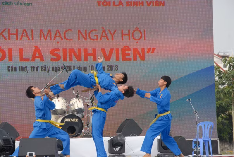 Màn trình diễn võ thuật ngoạn mục của sinh viên Cần Thơ. Màn trình diễn võ thuật ngoạn mục của sinh viên Cần Thơ.