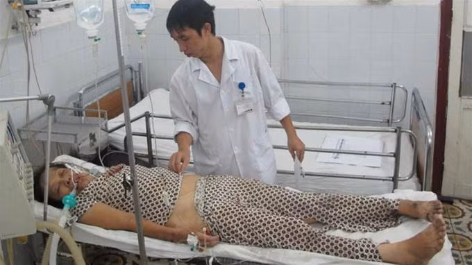 Nạn nhân Nguyễn Thị Mai bị chấn thương sọ não, đang được cấp cứu tại bệnh viện Việt-Tiệp - Ảnh: Thân Hoàng