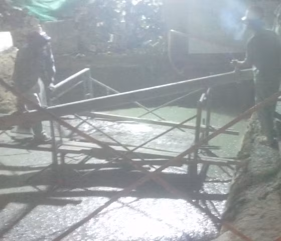 Công đoạn bơm vữa bê tông hoàn thành, đơn vị đã tái tạo xong bề mặt đất ở trước sân và trong nhà.