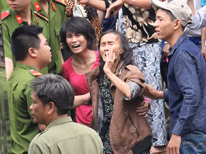 Thân nhân của Hồ Duy Trúc gào thét tại sân tòa án - Ảnh: Quang Nguyễn Thân nhân của Hồ Duy Trúc gào thét tại sân tòa án - Ảnh: Quang Nguyễn