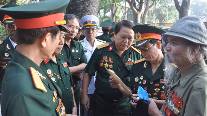 Trước giờ viếng, các cựu chiến binh kể lại những câu chuyện xúc động, xem lại những kỉ vật thời chiến - Ảnh: Quang Thế