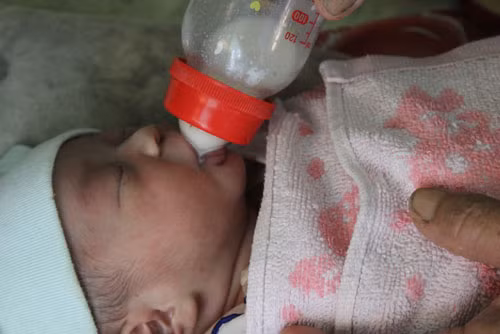 Đến sáng nay đứa bé đã bú rất nhiều do bị bỏ đói