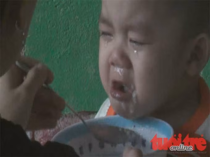 Sau màn đón tiếp niềm nở là vô số kiểu hành hạ mà 'bảo mẫu' Điều, Phương dành cho các trẻ mầm non - Ảnh trích từ các video clip ghi hình ngày 9, 11 và 12-12 Sau màn đón tiếp niềm nở là vô số kiểu hành hạ mà 'bảo mẫu' Điều, Phương dành cho các trẻ mầm non - Ảnh trích từ các video clip ghi hình ngày 9, 11 và 12-12