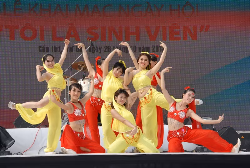 Tiết mục văn nghệ trong cuộc thi tìm kiếm tài năng sinh viên được nối tiếp. Tiết mục văn nghệ trong cuộc thi tìm kiếm tài năng sinh viên được nối tiếp.