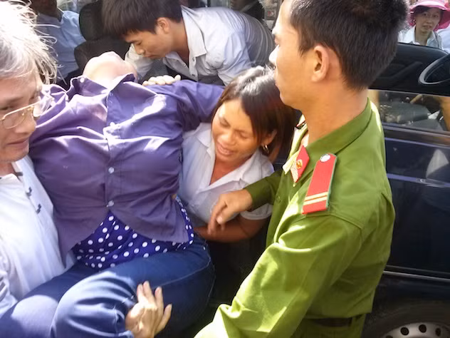 Về đến nơi thì chị Chiến- vợ anh Chấn lại bị ngất