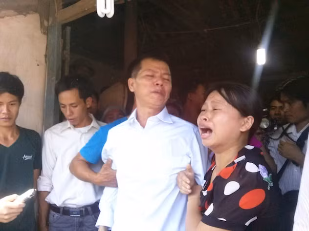 Anh Chấn ra cảm ơn dân làng
