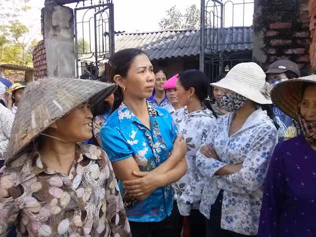 Dân làng chờ đợi