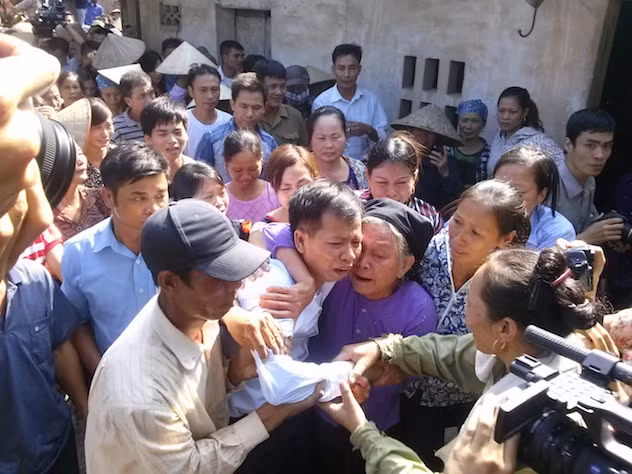 Hàng trăm người dân đến chúc mừng