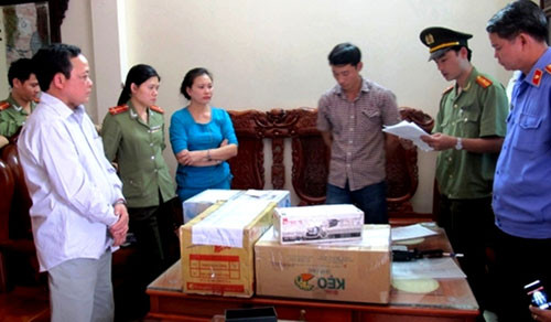 “Cậu Thủy” (bìa trái) nghe đọc lệnh bắt - Ảnh: Bình Thanh “Cậu Thủy” (bìa trái) nghe đọc lệnh bắt - Ảnh: Bình Thanh