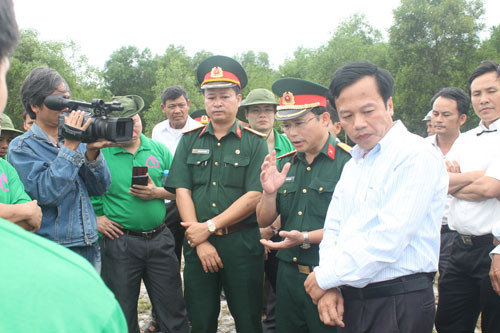 Đại tá Trần Minh Thanh (giữa, người mặc quân phục, khoanh tay), Chính ủy BCHQS tỉnh Quảng Trị, giám sát cuộc tìm kiếm quy tập và khẳng định đây là một vụ dàn dựng hiện trường Đại tá Trần Minh Thanh (giữa, người mặc quân phục, khoanh tay), Chính ủy BCHQS tỉnh Quảng Trị, giám sát cuộc tìm kiếm quy tập và khẳng định đây là một vụ dàn dựng hiện trường