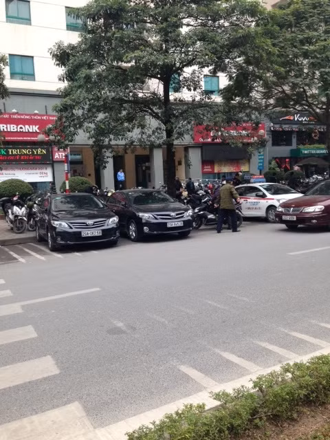 Lòng đường Hoàng Đạo Thúy vẫn bị lấn chiếm làm các bãi đỗ xe. Ảnh chụp vào 12 giờ ngày 30/12/2013