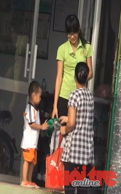 Sau màn đón tiếp niềm nở là vô số kiểu hành hạ mà 'bảo mẫu' Điều, Phương dành cho các trẻ mầm non - Ảnh trích từ các video clip ghi hình ngày 9, 11 và 12-12. Sau màn đón tiếp niềm nở là vô số kiểu hành hạ mà 'bảo mẫu' Điều, Phương dành cho các trẻ mầm non - Ảnh trích từ các video clip ghi hình ngày 9, 11 và 12-12.