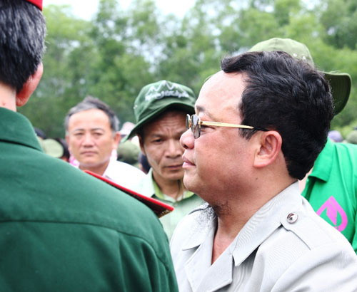 Người tự xưng là "nhà tâm linh", tức "cậu Thủy" (đeo kiếng) Người tự xưng là "nhà tâm linh", tức "cậu Thủy" (đeo kiếng)