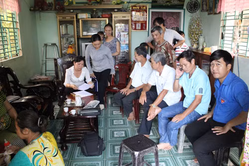Đại diện cơ quan đoàn thể địa phương đến chứng kiến và lập biên bản vụ việc