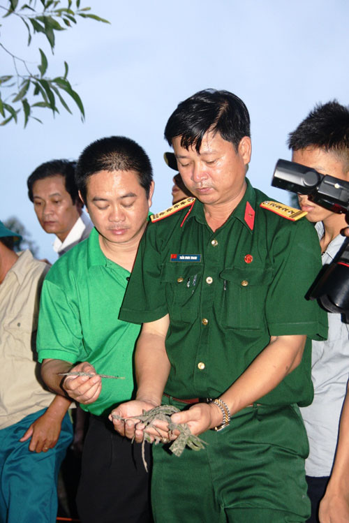 Nhiều dấu vết khả nghi đã bị Bộ Chỉ huy quân sự tỉnh Quảng Trị phát hiện khi “cậu Thủy” bốc mộ tại Gio Mai - Ảnh: Bình Thanh Nhiều dấu vết khả nghi đã bị Bộ Chỉ huy quân sự tỉnh Quảng Trị phát hiện khi “cậu Thủy” bốc mộ tại Gio Mai - Ảnh: Bình Thanh