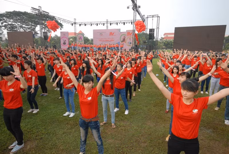 Mới 7h sáng, sân vận động Quân khu 9 đã rực một màu đỏ, sôi động trong màn trình diễn flashmob của hơn 1.000 sinh viên Cần Thơ. Mới 7h sáng, sân vận động Quân khu 9 đã rực một màu đỏ, sôi động trong màn trình diễn flashmob của hơn 1.000 sinh viên Cần Thơ.