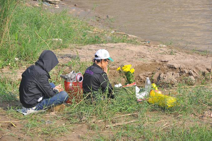 Người nhà nạn nhân cũng mang lễ, hương... đến trước khu vực tìm kiếm để mong chờ tin từ đội tìm kiếm