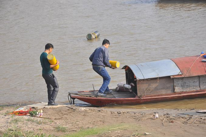 Bình ô-xy trên bờ cũng nhanh chóng được chuyển xuống thuyền để phục vụ công tác tìm kiếm.