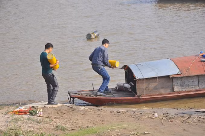 Bình ô-xy trên bờ cũng nhanh chóng được chuyển xuống thuyền để phục vụ công tác tìm kiếm. Bình ô-xy trên bờ cũng nhanh chóng được chuyển xuống thuyền để phục vụ công tác tìm kiếm.