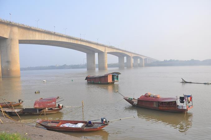 Khu vực được khoanh vùng để các thợ lặn tìm kiếm xác nạn nhân dưới chân cầu Thanh Trì