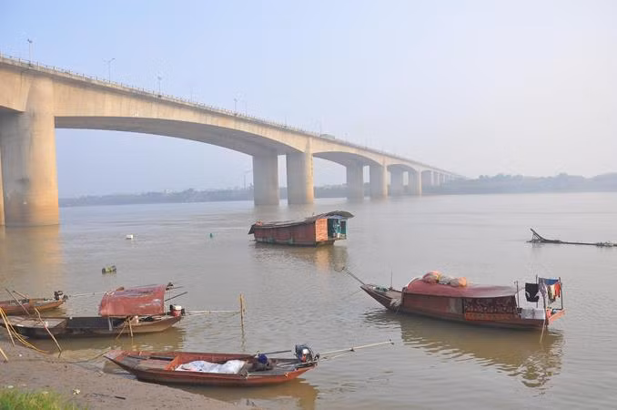 Khu vực được khoanh vùng để các thợ lặn tìm kiếm xác nạn nhân dưới chân cầu Thanh Trì Khu vực được khoanh vùng để các thợ lặn tìm kiếm xác nạn nhân dưới chân cầu Thanh Trì