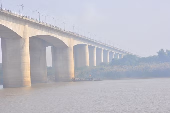 Thuyền của đội tìm kiếm đang tìm tại khu vực chân cầu Thanh Trì phía Gia Lâm Thuyền của đội tìm kiếm đang tìm tại khu vực chân cầu Thanh Trì phía Gia Lâm