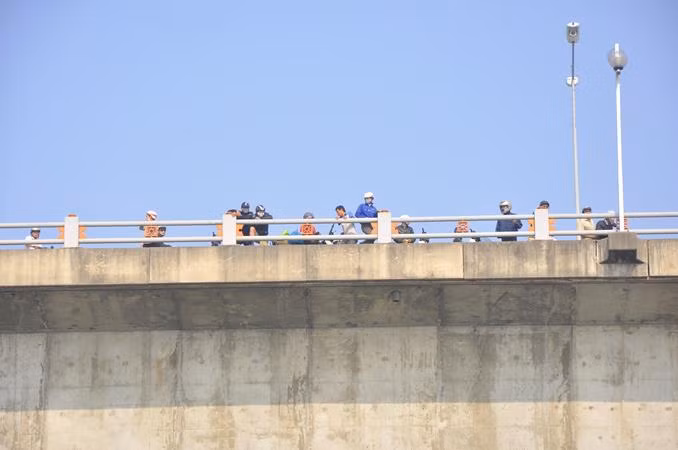 Nhiều người dân cũng đến để đợi tin Nhiều người dân cũng đến để đợi tin