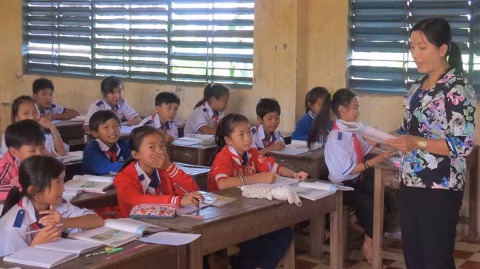 Trường THCS Đa Phước, huyện An Phú thường xuyên tổ chức dạy phụ đạo cho học sinh yếu kém, giúp các em theo kịp chương trình để hạn chế bỏ học - Ảnh: Đ.Vịnh Trường THCS Đa Phước, huyện An Phú thường xuyên tổ chức dạy phụ đạo cho học sinh yếu kém, giúp các em theo kịp chương trình để hạn chế bỏ học - Ảnh: Đ.Vịnh