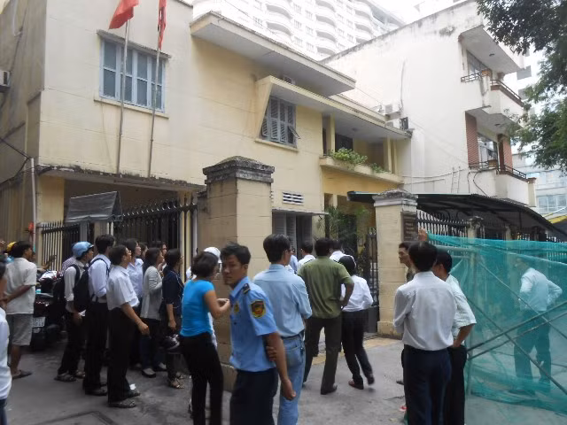 Trước đó, hố "nuốt" gọn mọi thứ xung quanh khiến nhiều nhân viên tại trụ sở nháo nhào bỏ chạy.