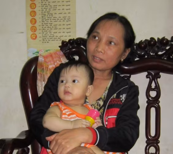 Bà Nguyễn Thị Hương bên đứa cháu ngoại trong căn nhà của mình ở khối phố 4, phường 1, Tp. Đông Hà, Quảng Trị. Ảnh: H.T Bà Nguyễn Thị Hương bên đứa cháu ngoại trong căn nhà của mình ở khối phố 4, phường 1, Tp. Đông Hà, Quảng Trị. Ảnh: H.T