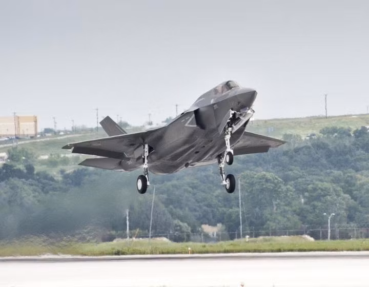 Máy bay chiến đấu tàng hình F-35B đầu tiên BK-1 của Anh Máy bay chiến đấu tàng hình F-35B đầu tiên BK-1 của Anh